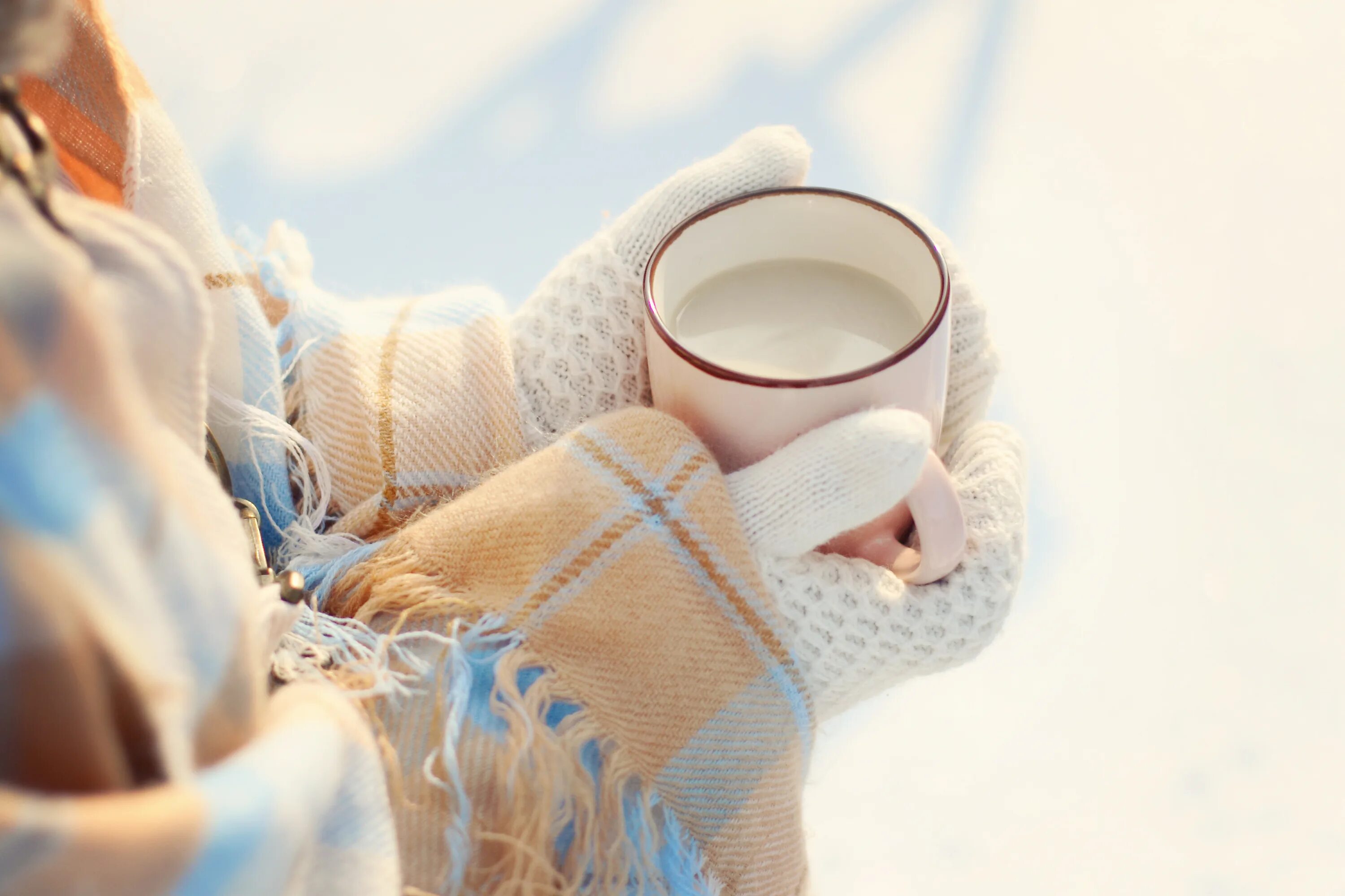 Утро ладонь. Морозное утро кофе. Утро кофе зима. Кофе зимой на улице. Чашка кофе в варежках.