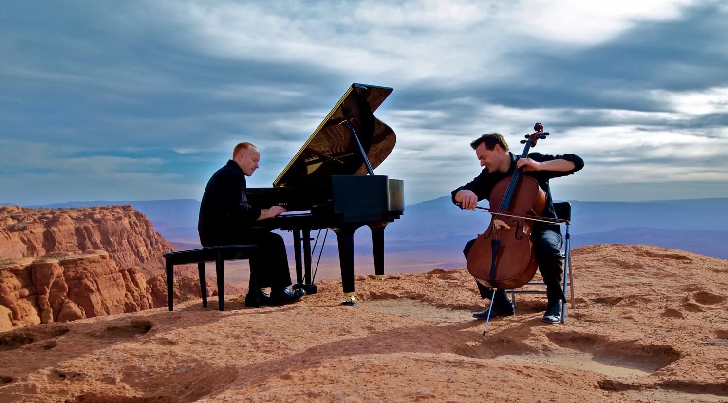 He often plays the piano. The Piano guys. The Piano guys 2. Музыканты на природе. Фортепиано на природе.