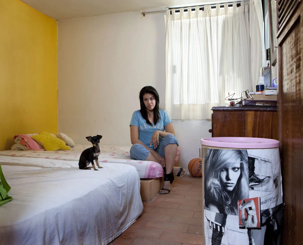 Девушка живет у женщины. Внутри каждой женщины. Девушка живет у женщины. Несчастная женщина. Девчонки хотят.