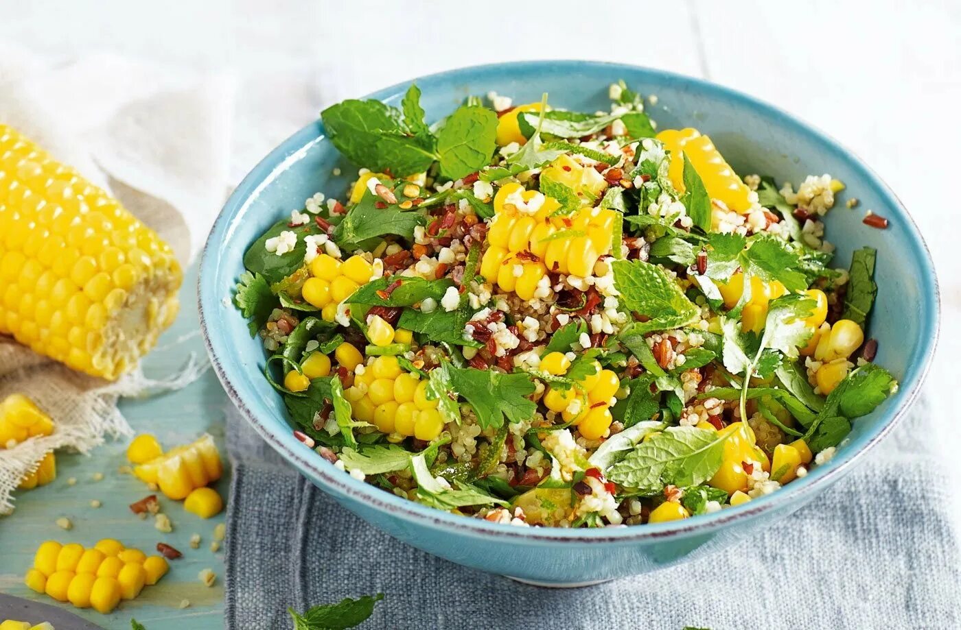 Салат весенний с кукурузой. Салат с кукурузой. Салат с пекинской капустой и кукурузой и курицей. Салат со свежей кукурузой рецепт. Салат с кукурузой.
