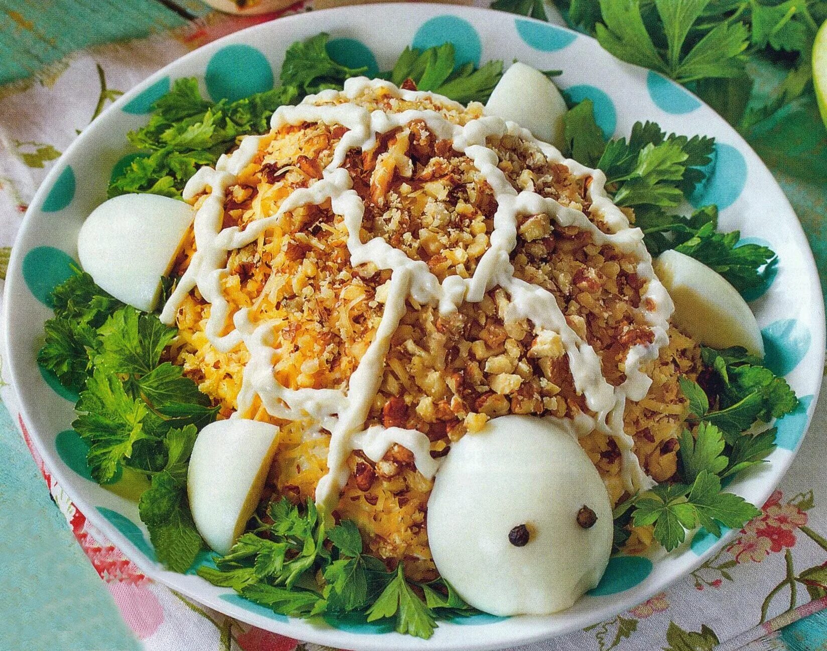 Салаты черепаха с грецкими орехами и черносливом. Салат черепаха. салат черепашка. салат черепаха с курицей с грецкими орехами. салат черепаха с грецкими орехами.