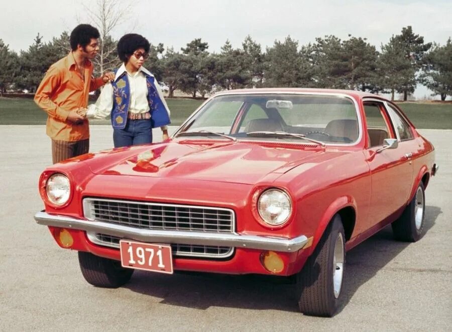 Шевроле Вега 1971. Chevrolet Vega 1971 хэтчбек. Chevrolet Vega желтый 70-х. Chevrolet 1976 Hatchback.