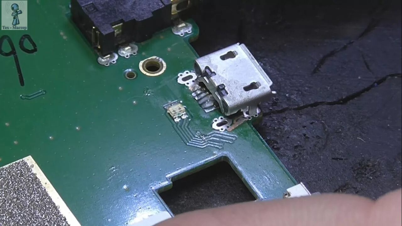 Как поменять микро. Отпаять разъем micro usb. пайка микро usb разъема паяльником. t12 разъем usb. перепаять на телефоне гнездо зарядки.
