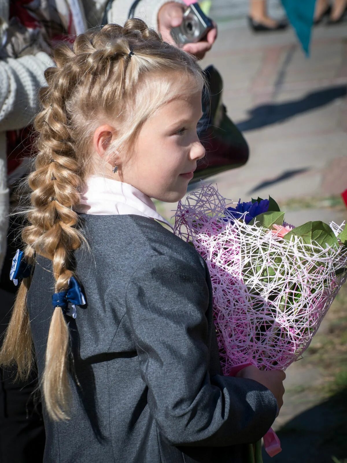 Первоклассница. Первоклассница со светлыми волосами. Лысая первоклассница. Армянские первоклассницы.