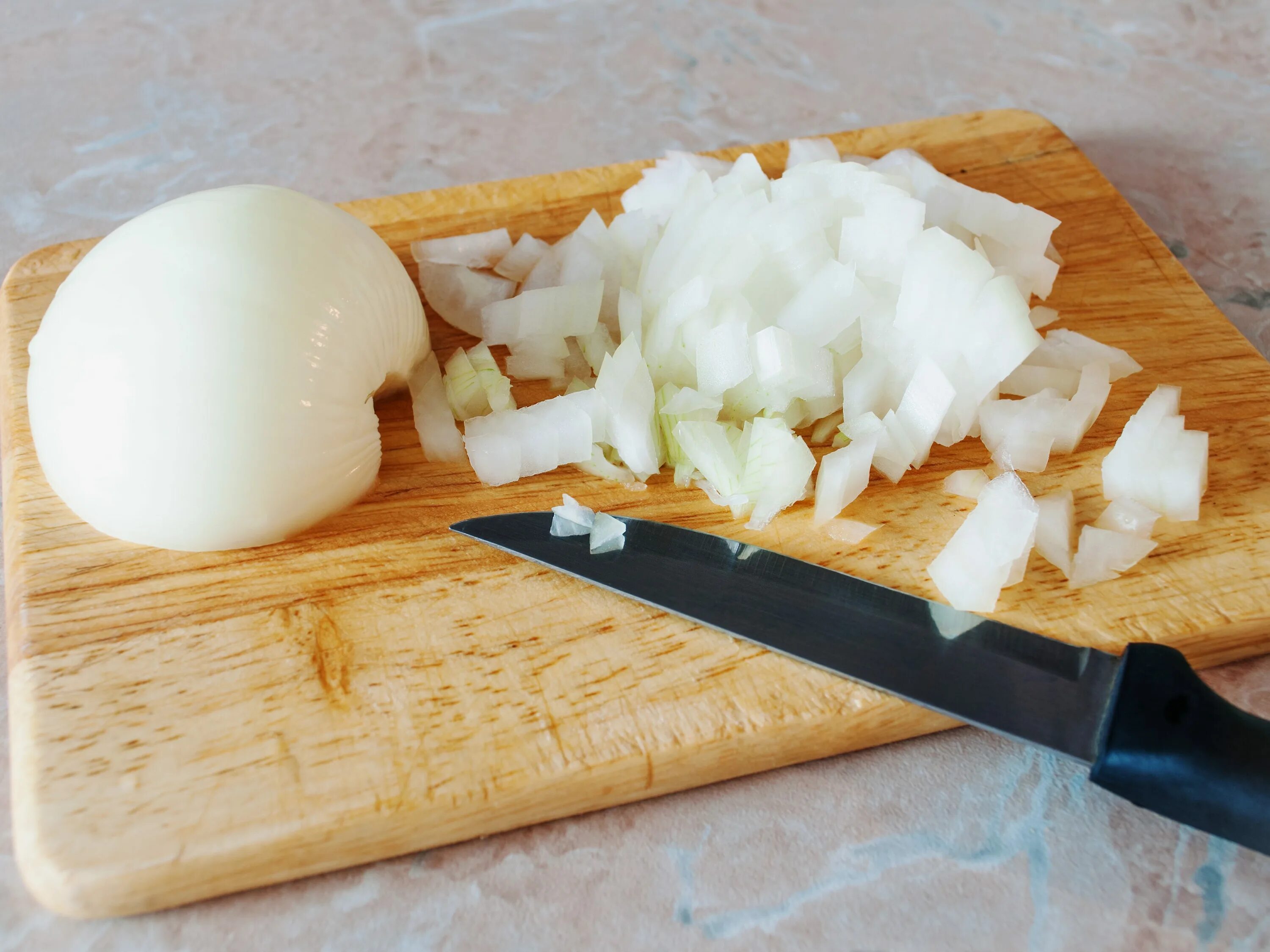 Лук красный. Резать лук. Как нарезать лук для самсы в домашних. Красный лук в ладони. Лук нарезанный кольцами.