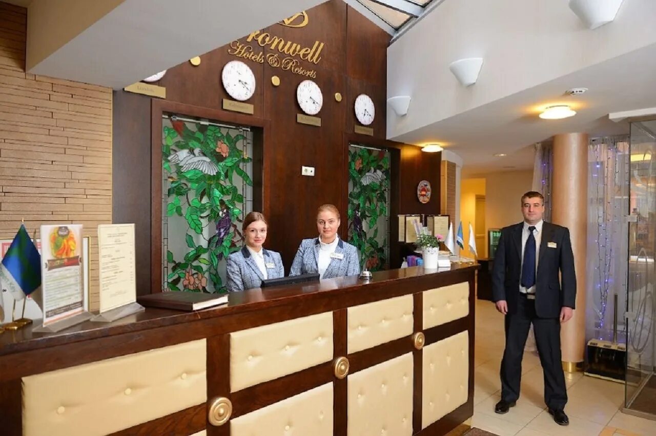 Вакансии гостиничный комплекс. Гостиничный комплекс. Ресепшен гостиницы. Девушки на ресепшене в отеле. Рецепция отеля.