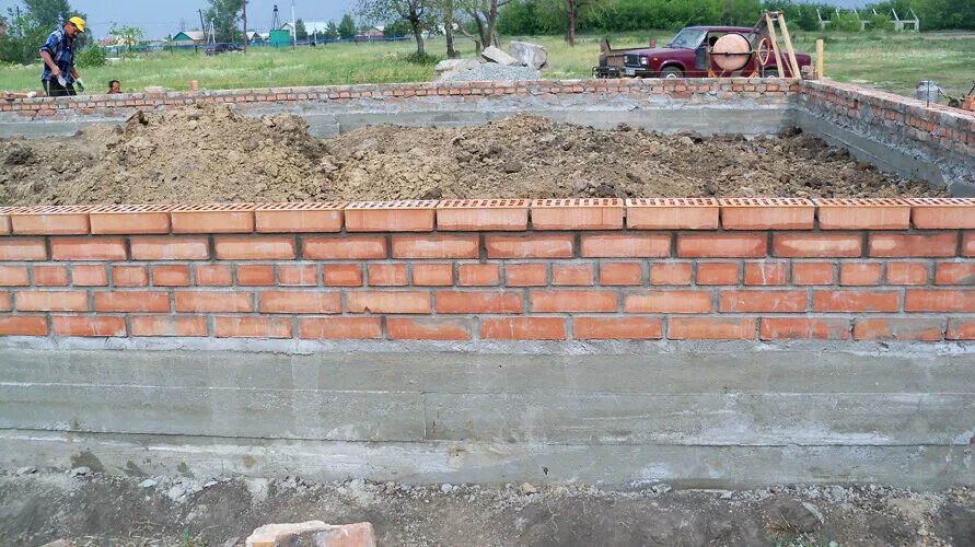 Фундамент из кирпича. Цоколь из кирпича. кирпичный фундамент. цоколь фундамента. цоколь фундамента из кирпича.
