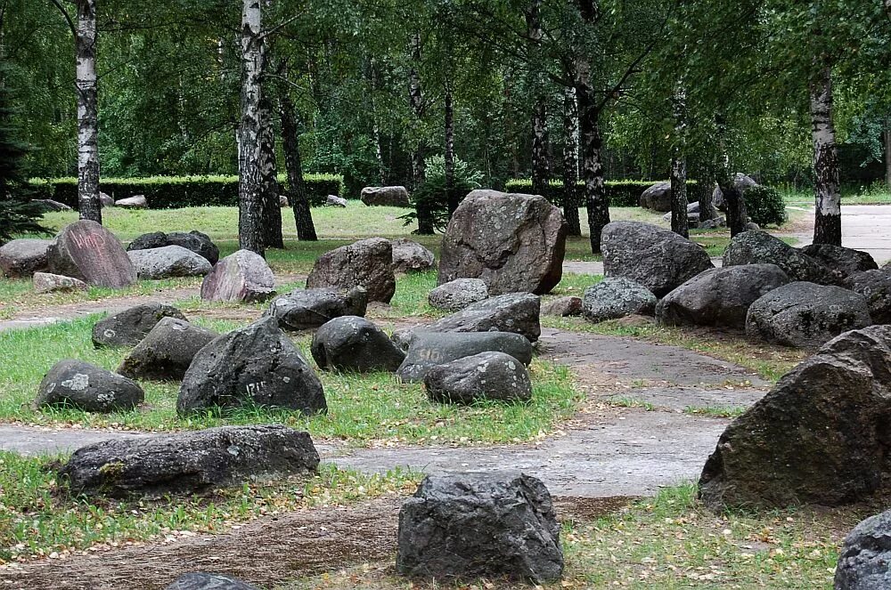 Stone park. Минск парк-музей валунов. Парк камней Уручье Минск. Музей камней в Минске. Сад камней Екатеринбург Плотинка.