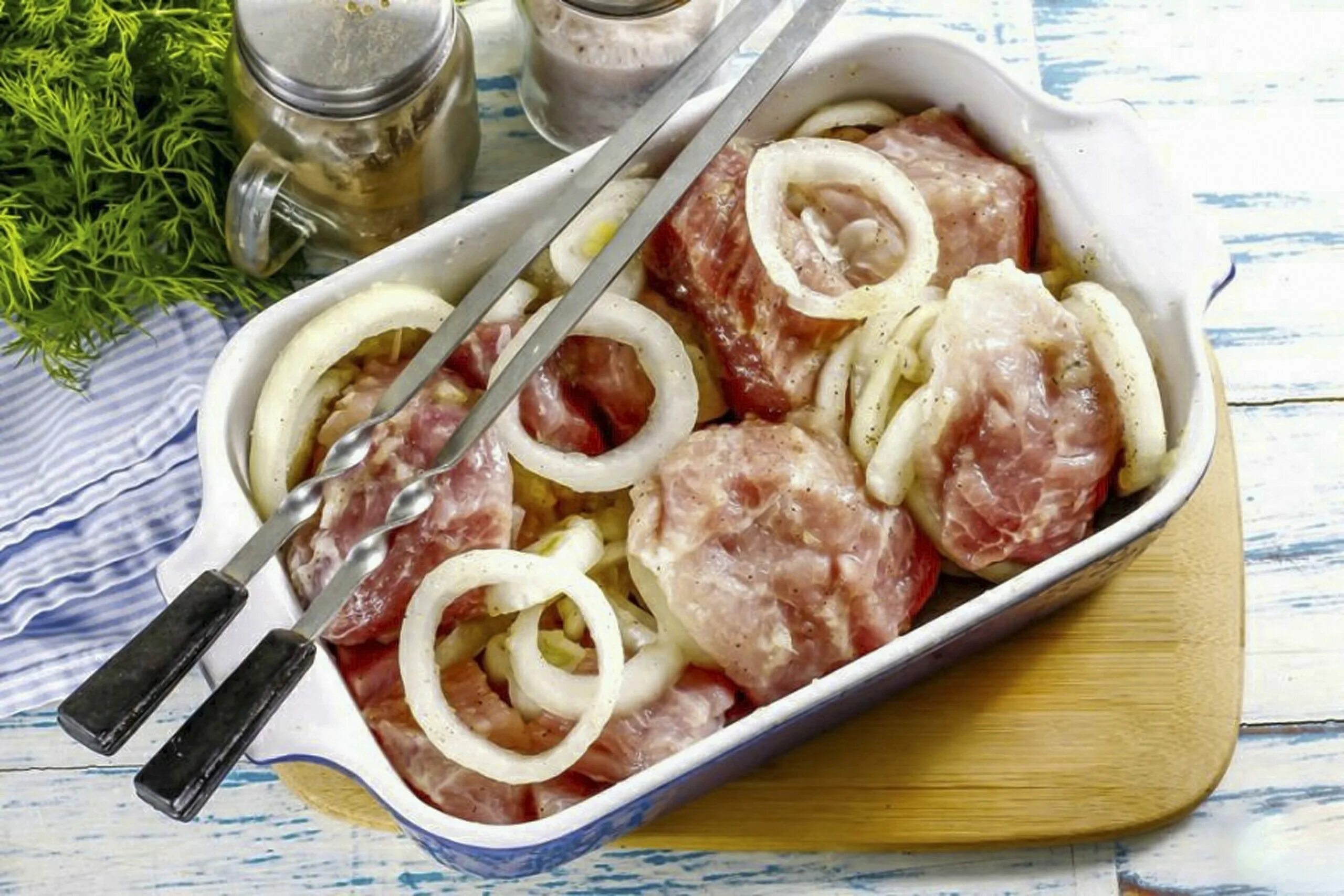 Как быстро мариновать шашлык. Маринад для шашлыка. мясо для шашлыка. мясо в маринаде. мясо в маринаде для шашлыка.