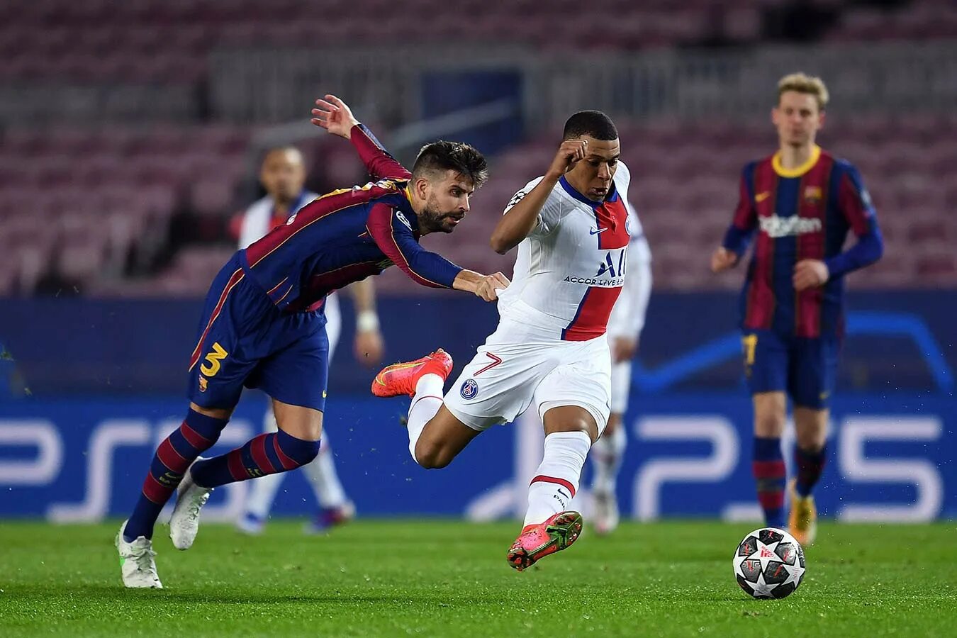 Paris saint germain fc barcelona match. Месси и Мбаппе Барселона ПСЖ. Месси ПСЖ Барселона. Барселона Мбаппе 2021. Барселона ПСЖ 1 1.