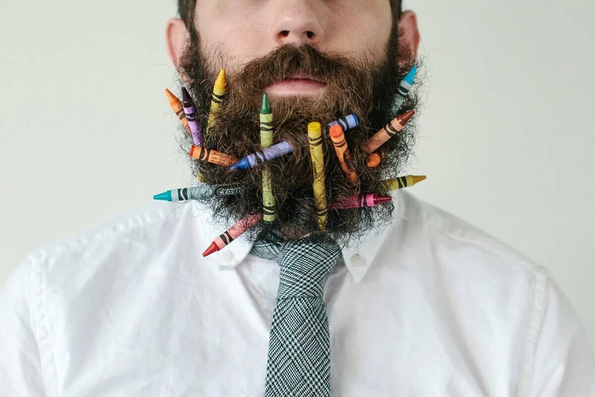 Украшают мужика. Бигуди на бороде. Гирлянда для бороды. Борода с игрушками. Творческий человек с бородой.