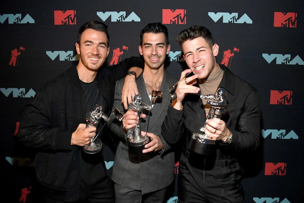 Jonas brothers. Группа Jonas brothers сейчас. Группа Jonas brothers ник. Награды братьев Джонас. Братья награды