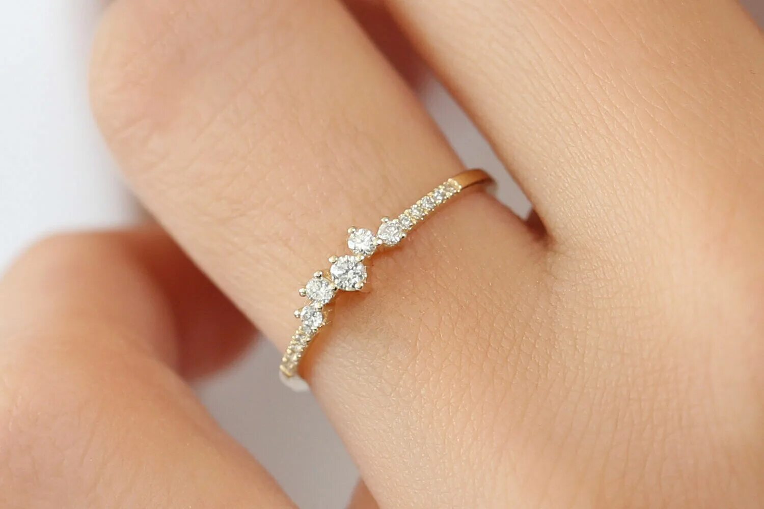Простое кольцо девушке. Тонкое золотое кольцо. Тонкие кольца. Красивые кольца. Изящные кольца.