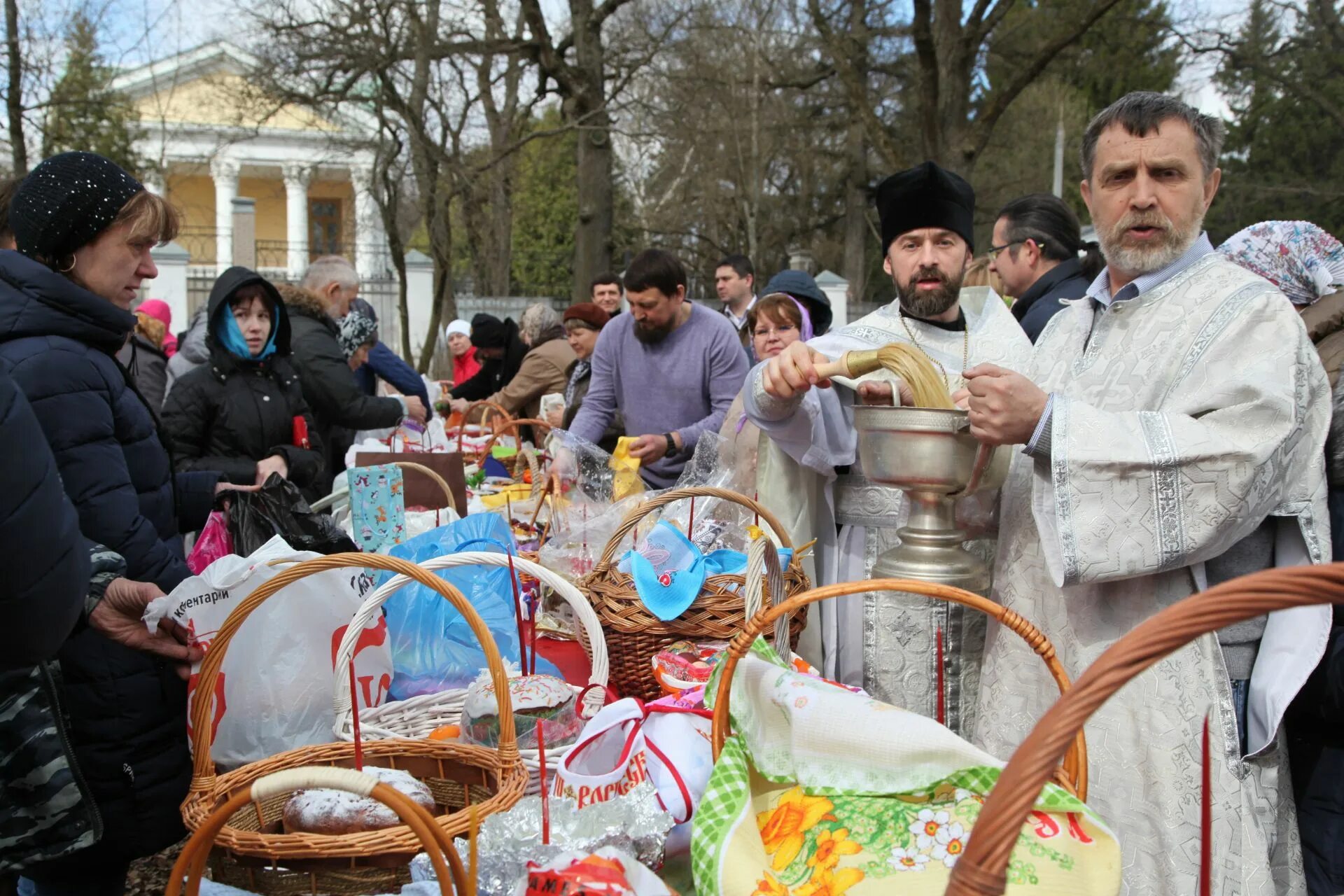 Когда святить куличи в 2024