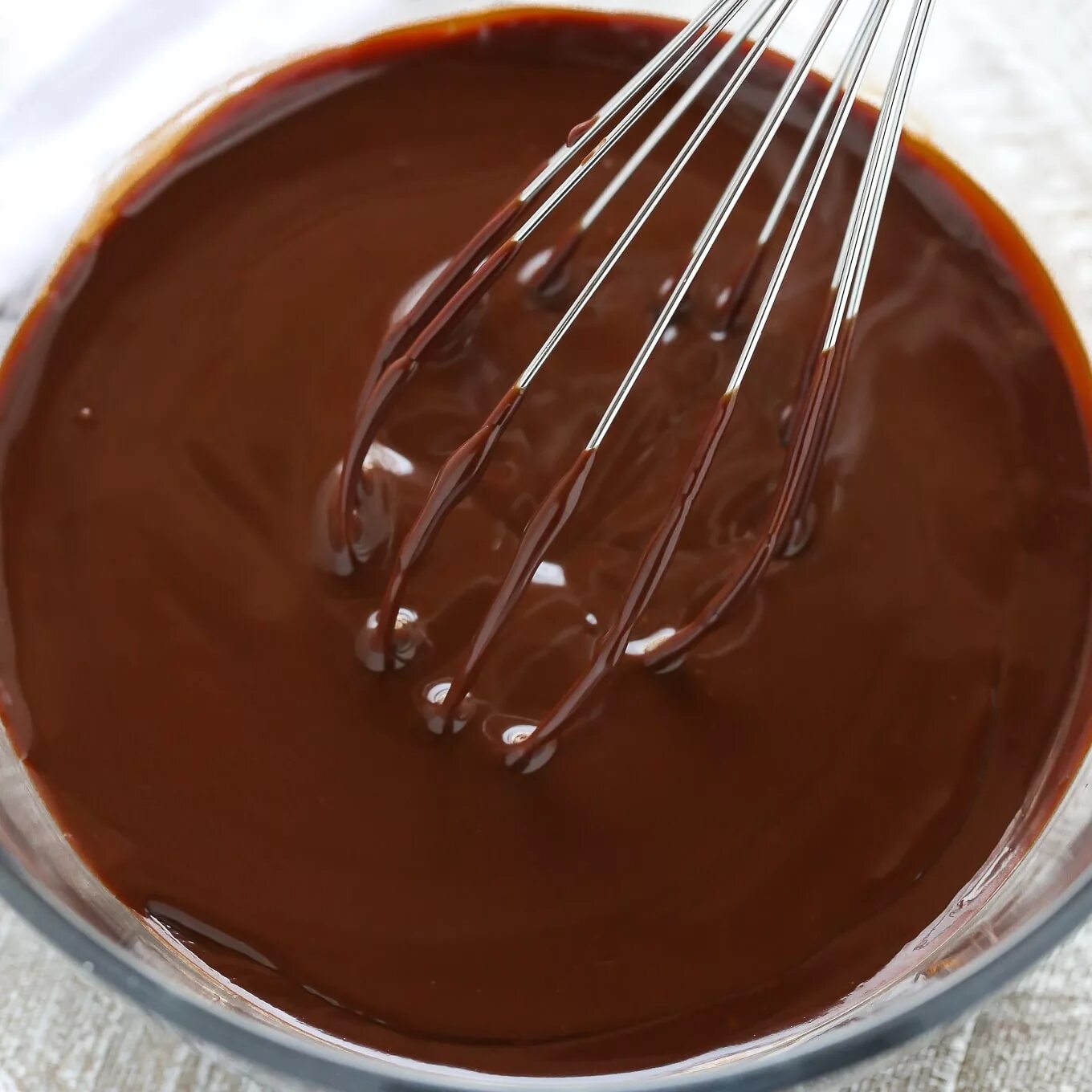 Шоколадная глазурь рецепт в домашних. Глазурь ганаш Ромовый. Шоколадная глазурь ганаш. Шоколад для ганаша. Приготовление шоколадной глазури.