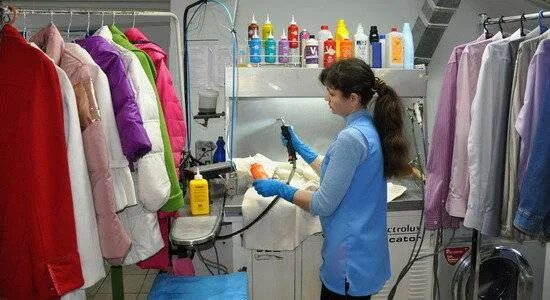 Как чистят пуховики в химчистке. Вещи в химчистке. химчистка верхней одежды. пятновыводка в химчистке. яркая одежда химчистка.