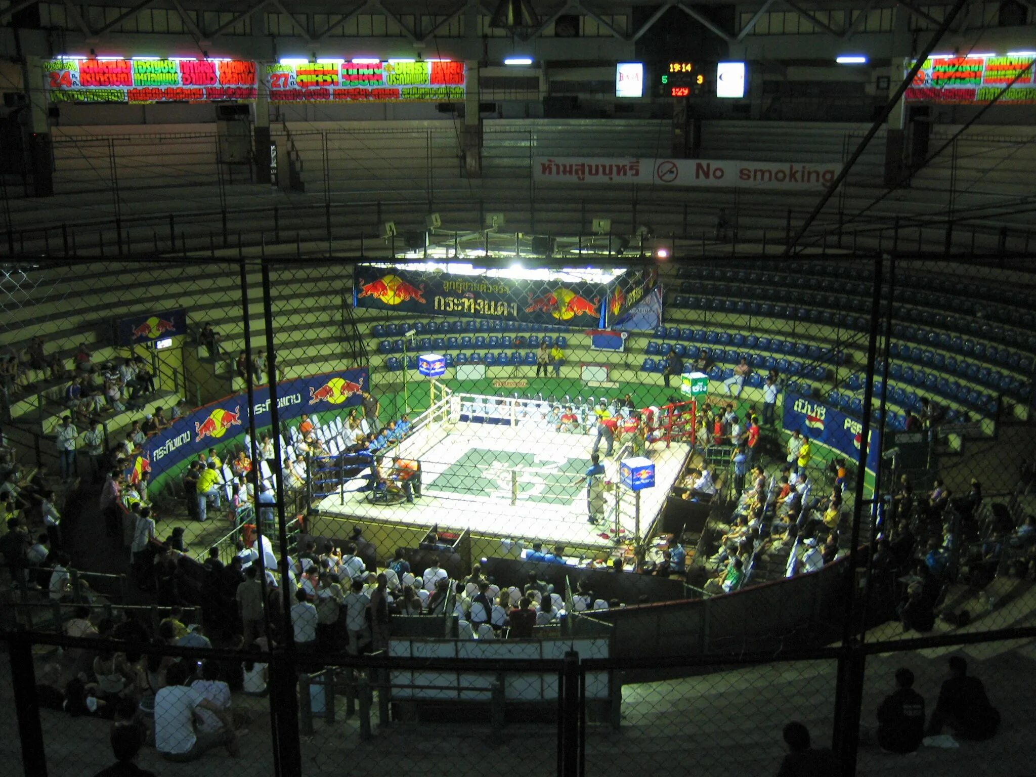 Boxing stadium. Стадион Люмпини. Стадион Люмпини Бангкок. Люмпини Бангкок тайский бокс. Тайский бокс стадион Люмпини.