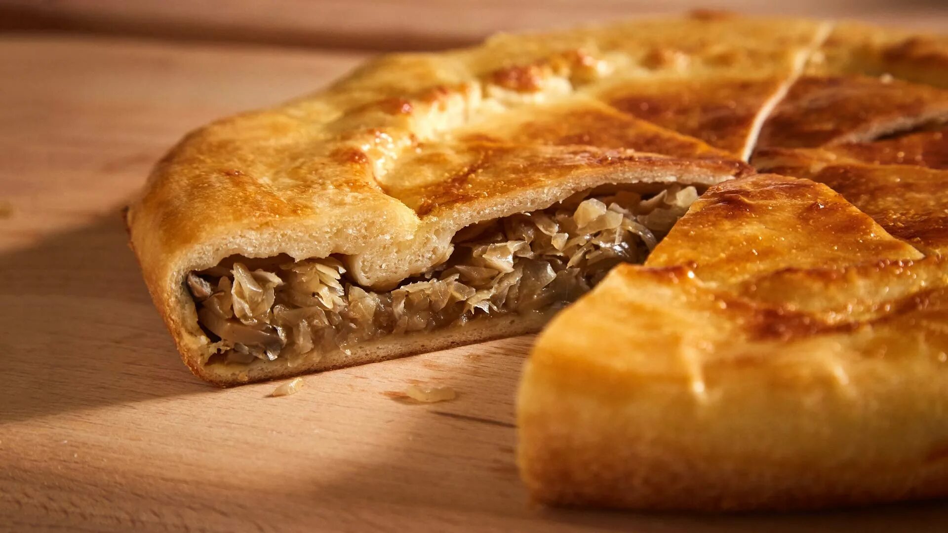 Рецепт постного пирога с капустой и грибами. Курник расстегаи кулебяка. кулебяка царская многослойная. пирог с капустой. домашний мясной пирог.