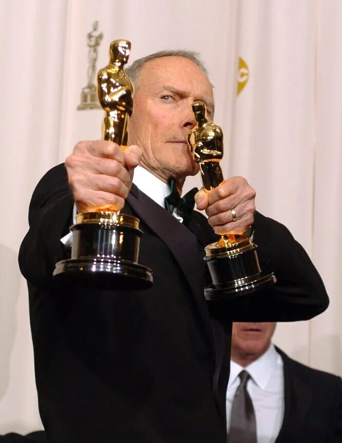Оскар число. Клинт Иствуд Оскар. Клинт Иствуд 2005. Клинт Иствуд Оскар 2022. Оскар 2005 фото.