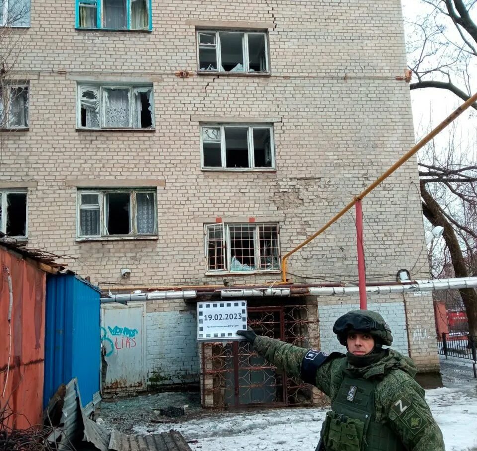 Донецк сегодня 2023. Обстрел школы в донецке 2014. Вчерашний обстрел донецка. Взрыв здания. Разрушенные здания в донецке.