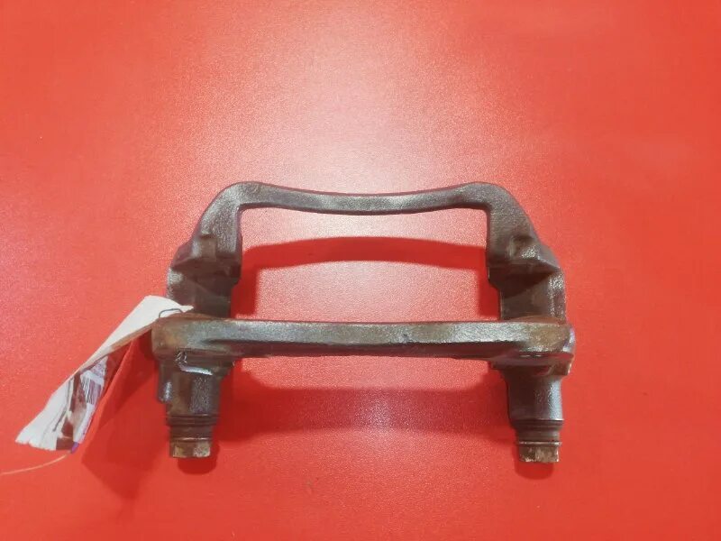 Скоба суппорта toyota lc150. Toyota corolla e110 скоба суппорта аналог. Toyota47721-42090 скоба суппорта. Скобы суппорта тойота. Скобы суппорта тойота.