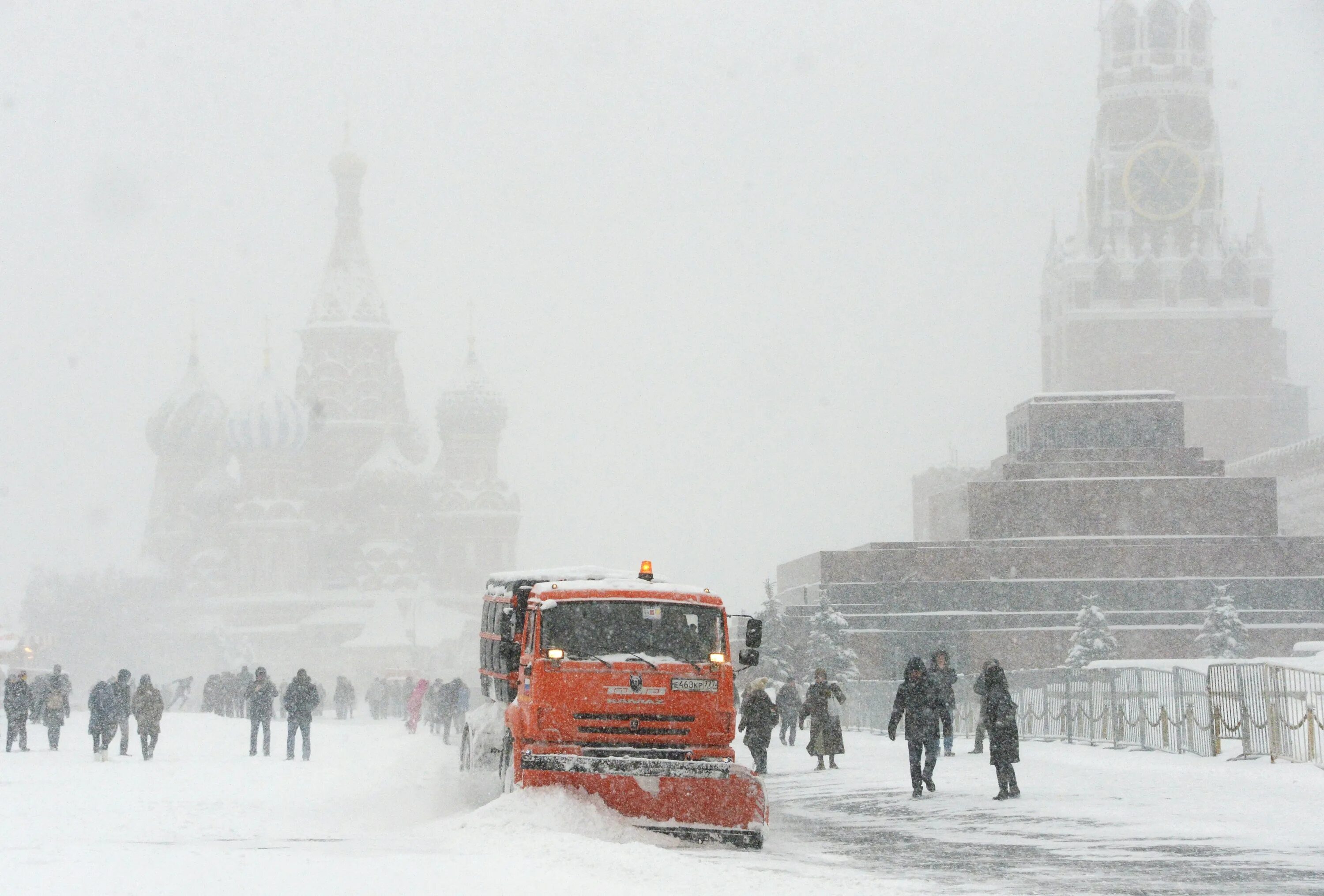 Сильный будет снегопад. Сильный снегопад в Москве. Сильнейший снегопад в Москве. Метель в Москве. Вьюга в Москве.