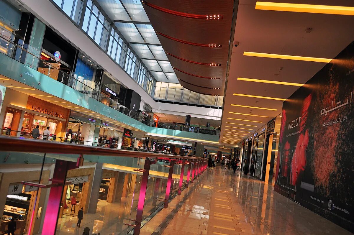 Дубай молл список магазинов. Драгон Молл Дубай. Atrium Mall Dubai. Дубай Молл Maximilian. Галерея Молл Дубай.