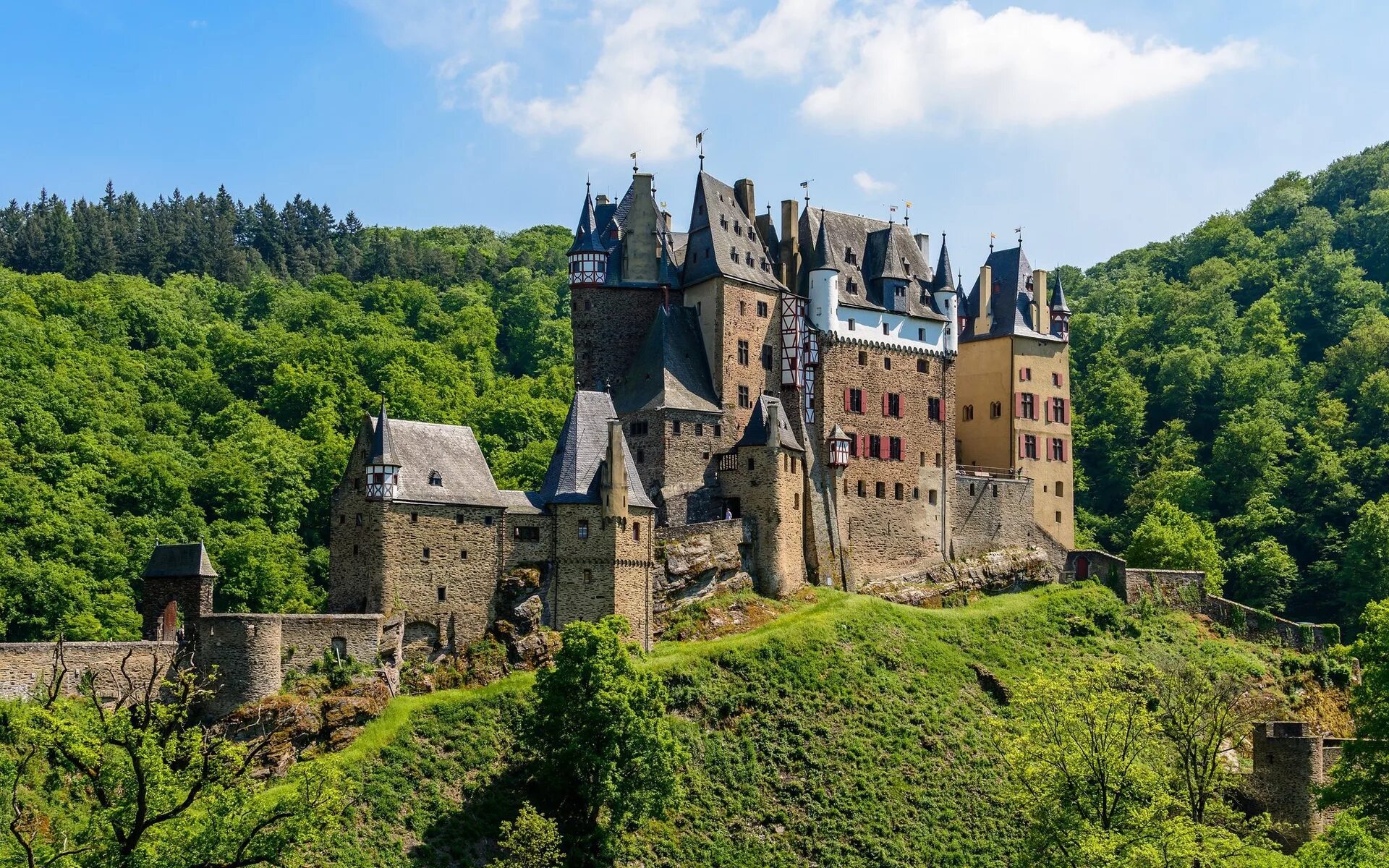 Баден баден замок. Замок нойшванштайн. Хоэншвангау бавария. Замок золушки нойшванштайн. Замок меспельбрунн.