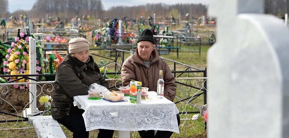 Можно на троицу ходить на могилки
