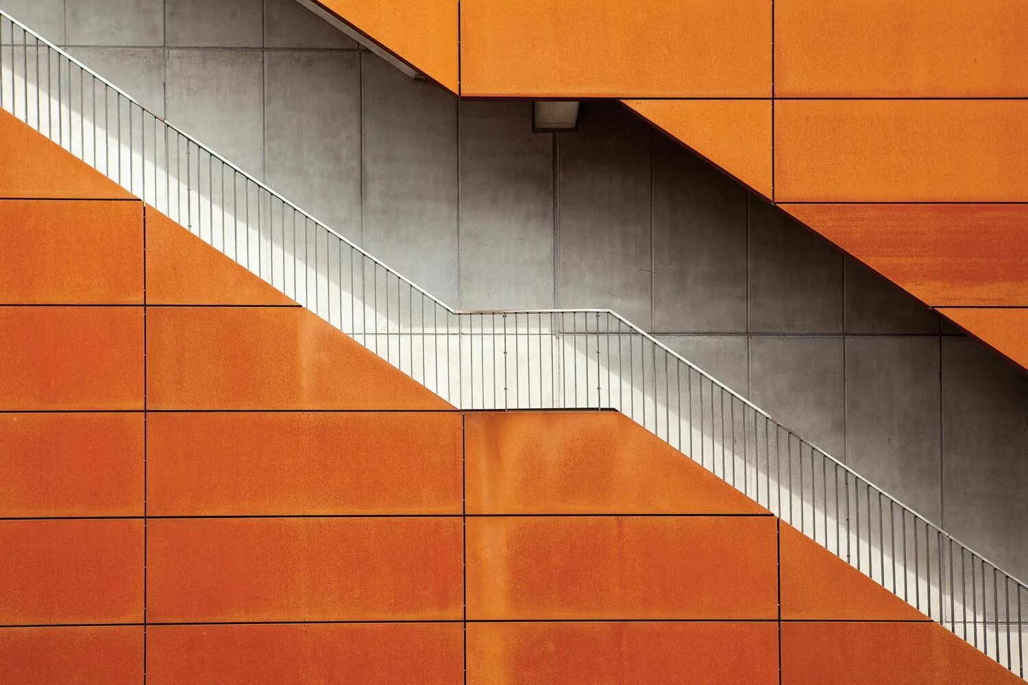 Оранжстил. Оранжевая лестница. Оранжевая лестница фон. Производственный монтажный оранжевая лестница. Красно оранжевая лестница.