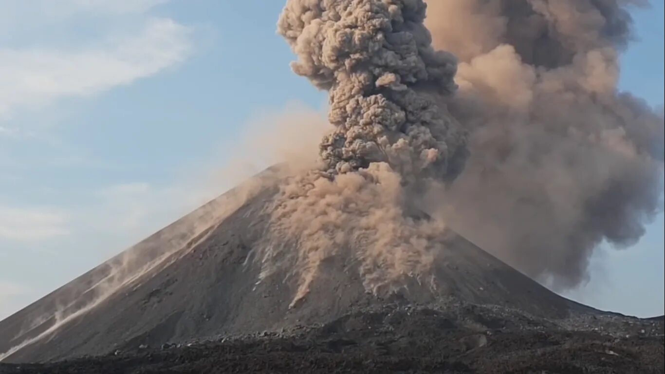 Извержение вулкана кракатау в индонезии. Извержение вулкана кракатау в индонезии в 1883 году. Вулкан 1883 года. Вулкан 1883 года. Вулкан кракатау 1883 год.