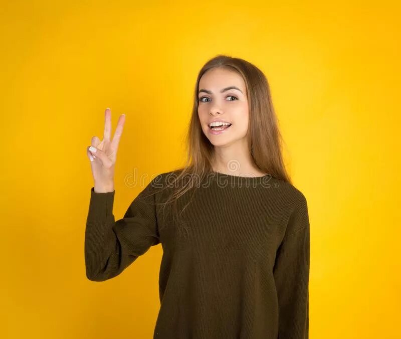 Девушка 2 пальца. Показывает два пальца. девушка показывает два пальца. девушка показывает два пал ца. девушка показывает v.