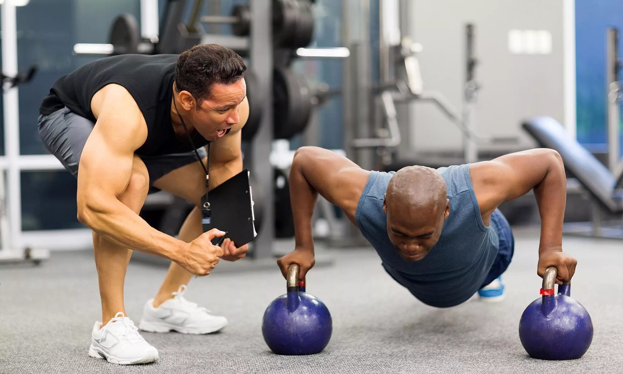 Спортсмен в зале. Переутомление мышц. Силовые тренировки в зале. Сильная нагрузка. Сильная нагрузка.