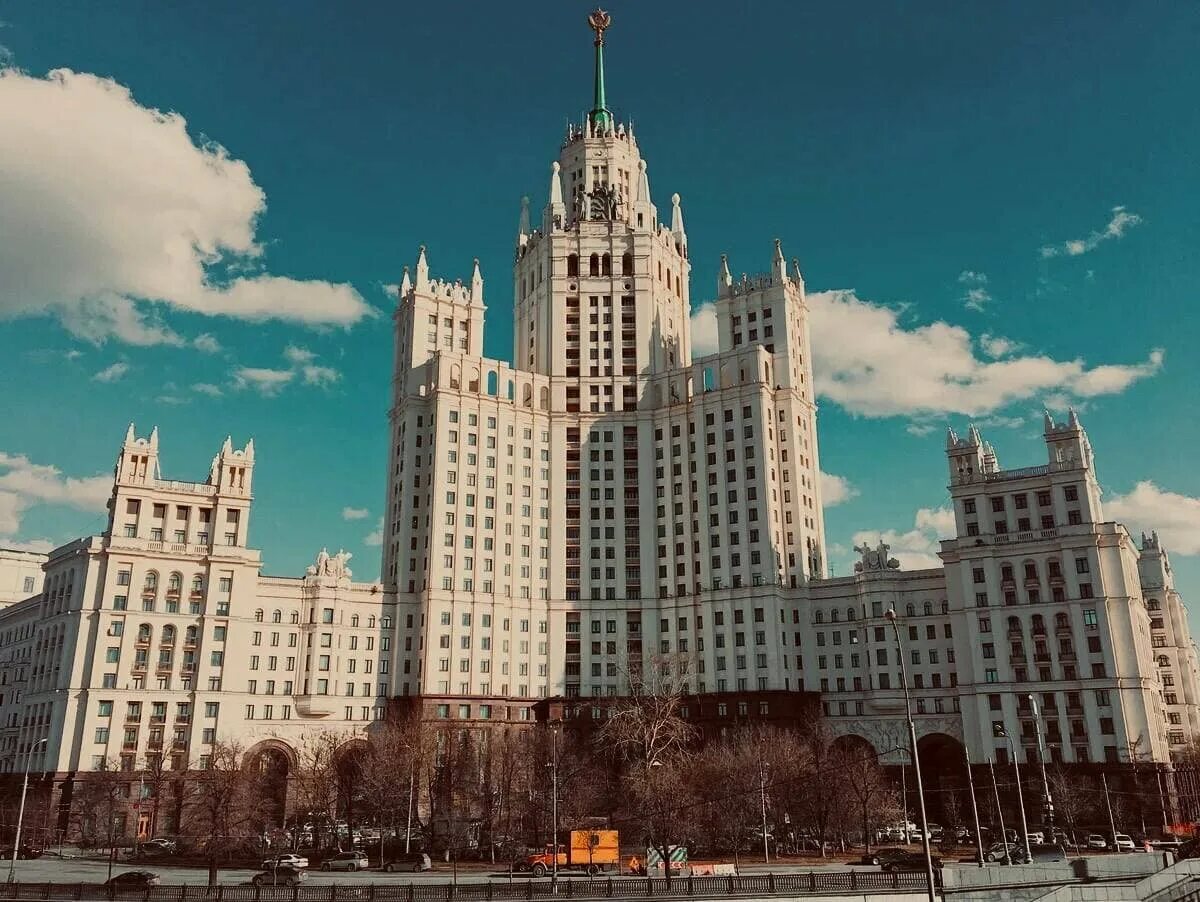 Исторические здания москвы науки и современных технологий. Высотка на Котельнической набережной. Сталинская высотка в Москве на Котельнической набережной. Жилой дом на Котельнической набережной сталинская высотка. Г. Москва, Котельническая наб., 1/15 (сталинская высотка).
