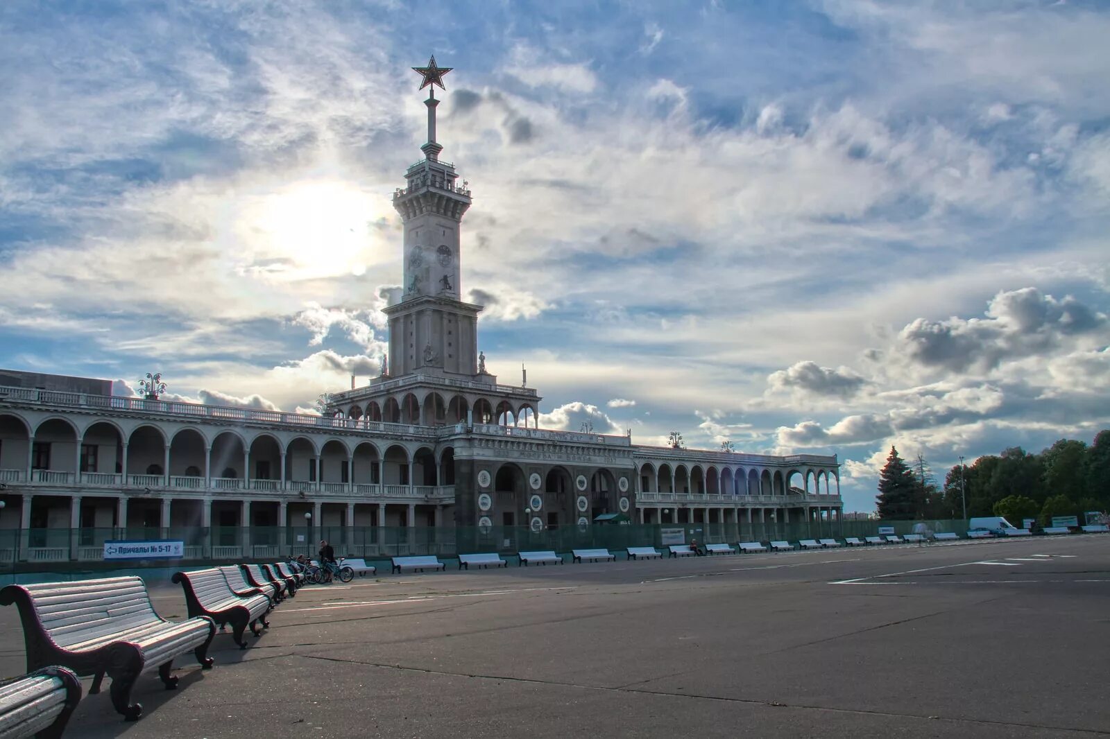 Здание северного речного вокзала в форме. Северный Речной вокзал Москва. Парк Северного речного вокзала Москва. Речной порт Москва Речной вокзал парк. Здание Северного речного вокзала.