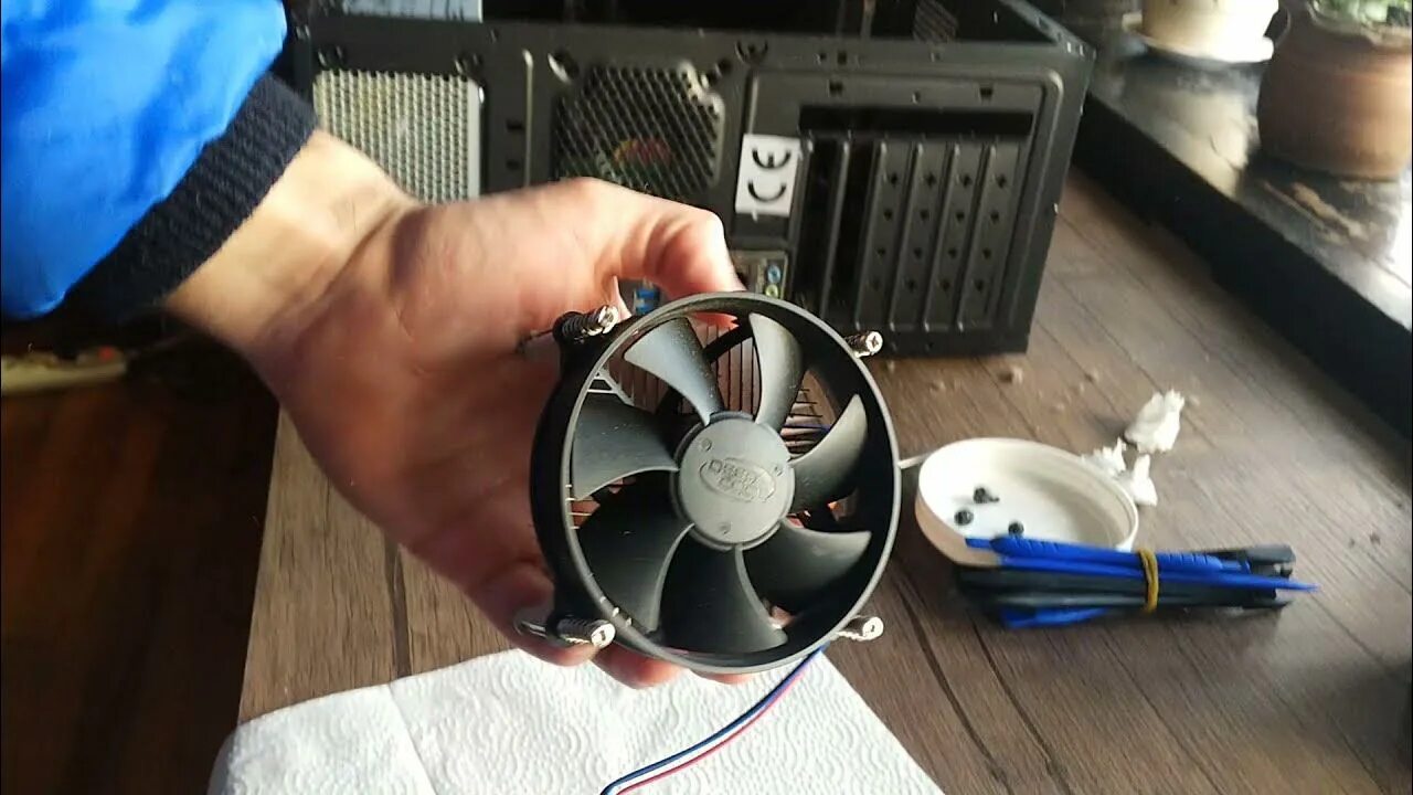 Кулер Deepcool Shark. Как смазать кулер Deepcool. Разборка кулера Deepcool. Разобрать кулер компьютера. Разбор кулера