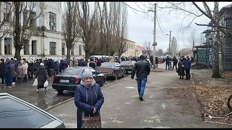 Мелитополь видео. Мелитополь сейчас. Ситуация в Мелитополе на сегодняшний день. Обстановка в Мелитополе сейчас. Очередь за гуманитарной помощью в Мелитополе.