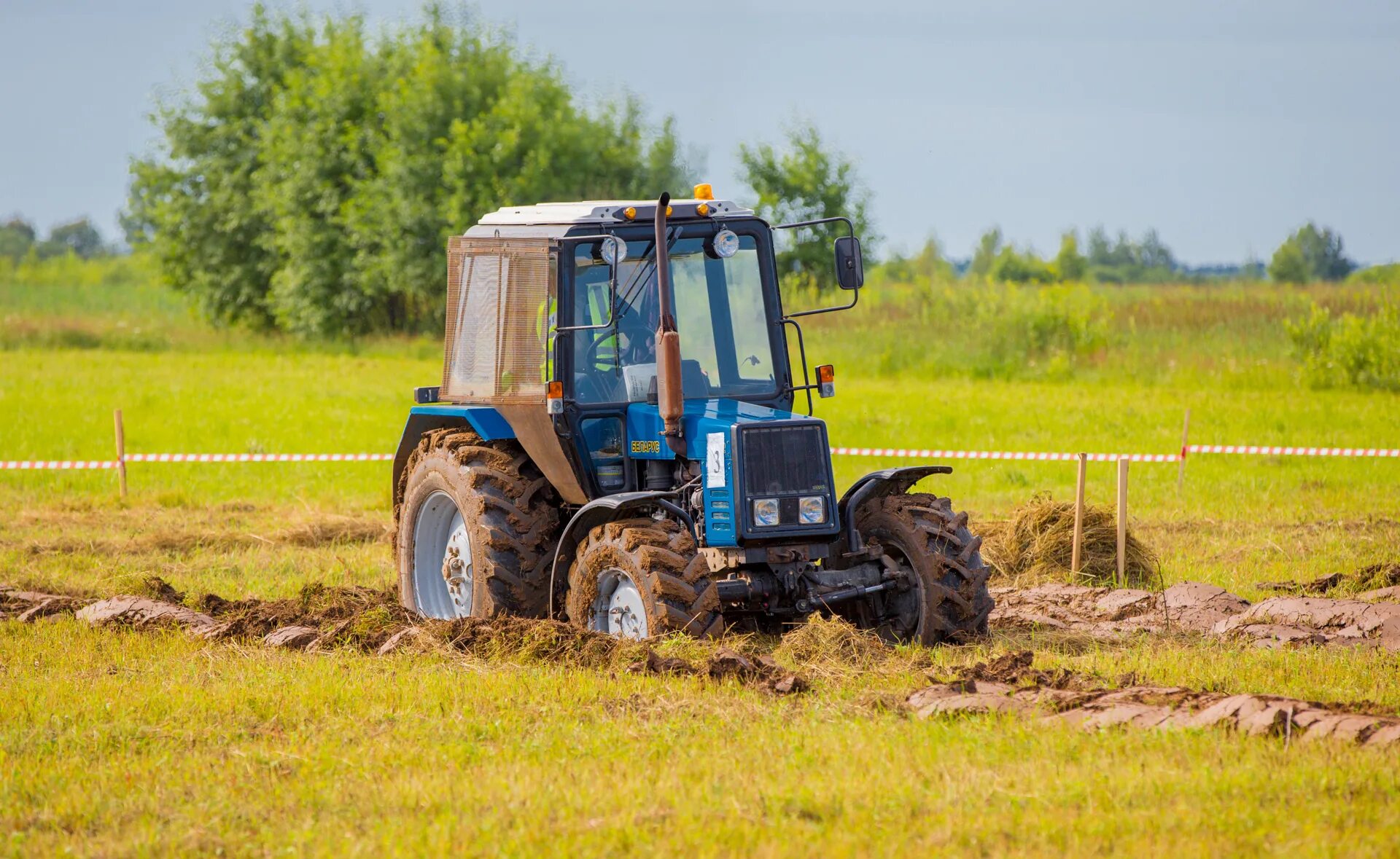 трактора и комбайны. трактор в поле фон. трактор мтз 80 в поле. сельский трактор. тракторист.