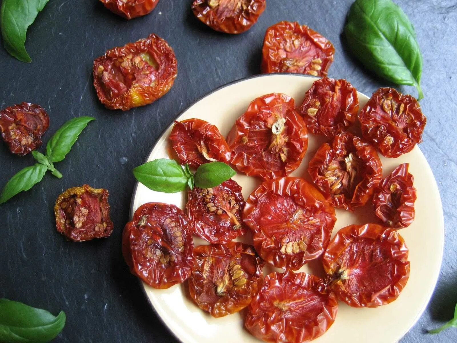 Вяленые томаты в сушилке для овощей рецепт. Sundried Tomatoes томаты вяленые. Вяленые томаты Sun dried Tomatoes 1700. Ristoris томаты вяленые. Вяленые помидоры в домашних.