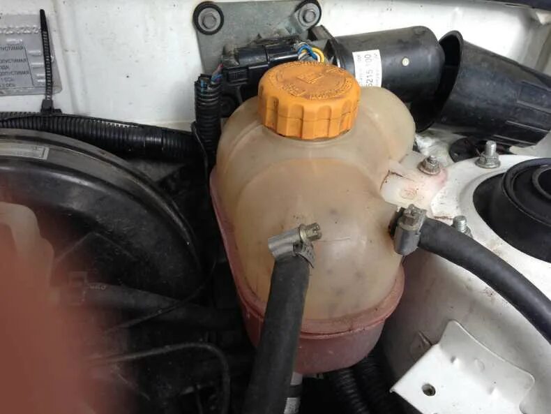 Бачок расширительный pajero 2. 6 бачок охлаждающей жидкости. 6. Жидкость в расширительный бачок. Жидкость в расширительный бачок.
