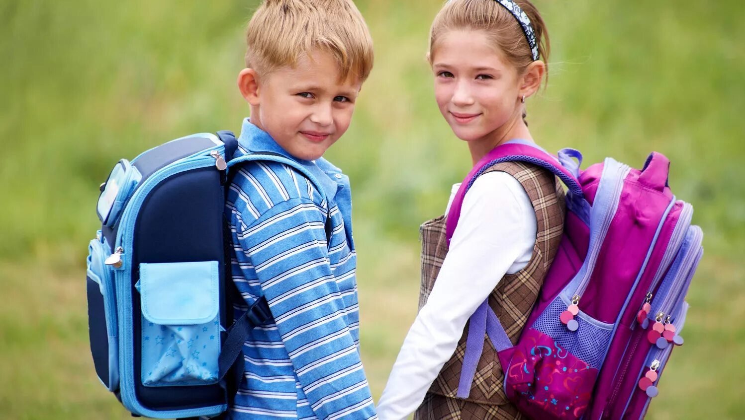 Выбор школы для ребенка. Школьник с рюкзаком. Рюкзак для детей. Детские школьные рюкзаки. Портфель первоклассника.