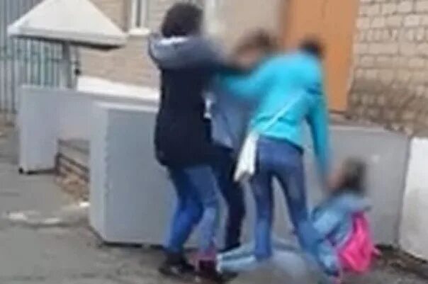 Драка девушек подростков. Девушки подрались в школе. Девочки подрались в школе. Драка девушек подростков. Девушки подрались в школе.