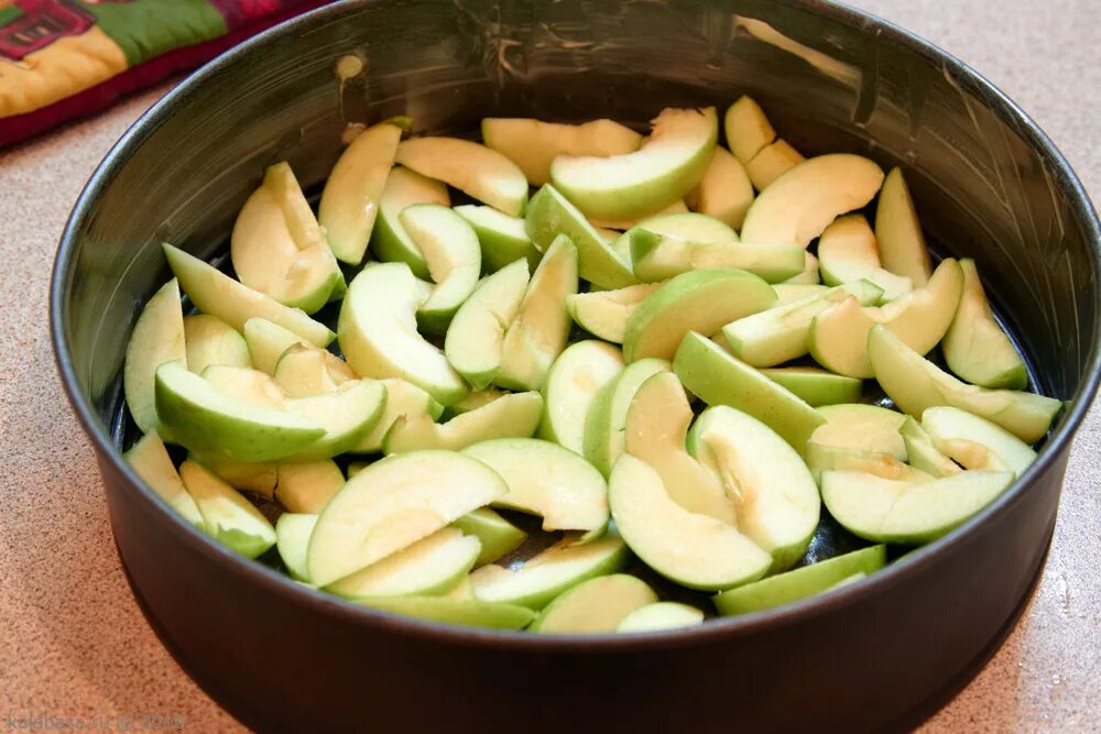 Яблоки кусочки рецепт. Нарезанные яблоки для шарлотки. Выложить яблоки на шарлотку. Яблоки нарезанные ломтиками. Яблоки дольками на шарлотку.