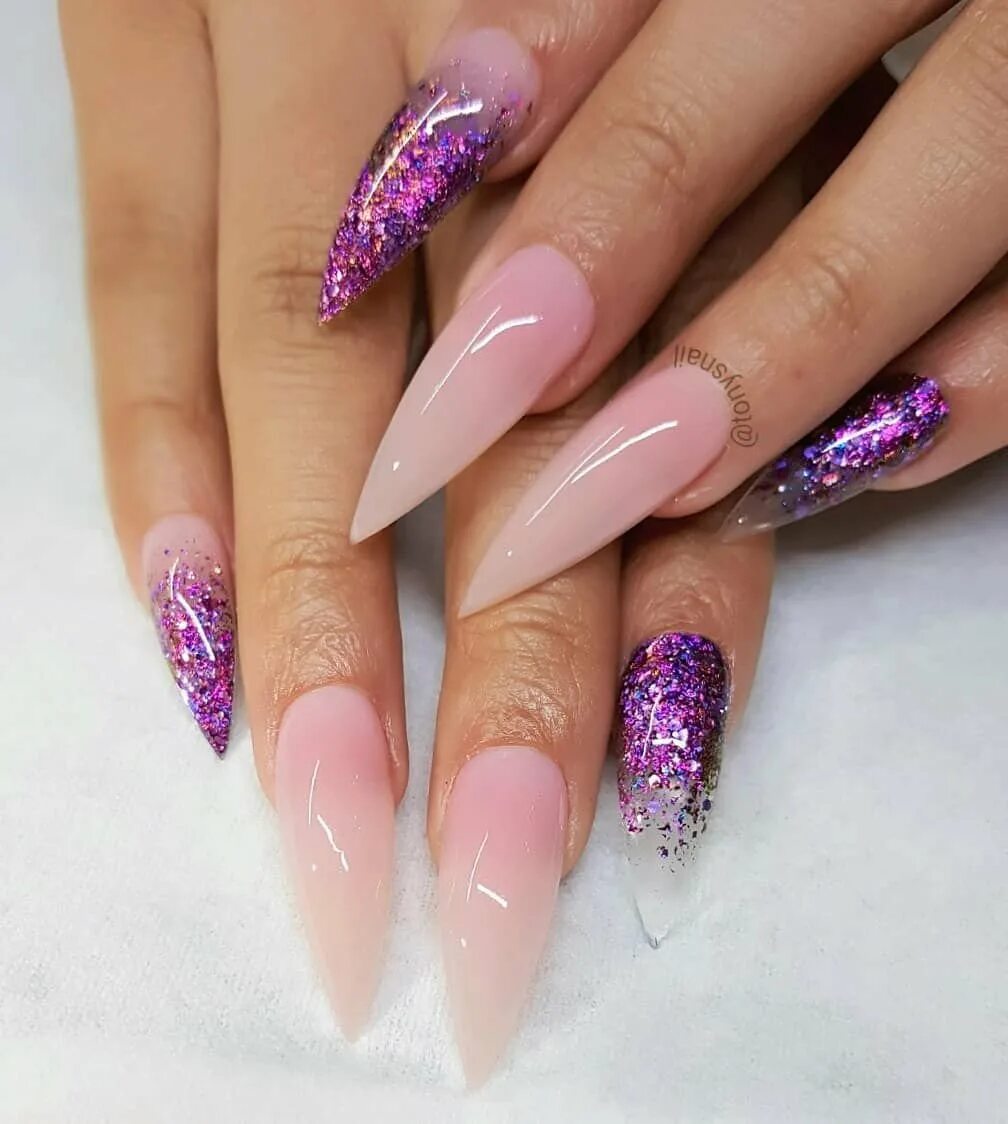 Острые ногти с блестками. Выкладной френч стилеты. Острые ногти. Острые ногти с блестками. Ногти острые сблёсткоми.