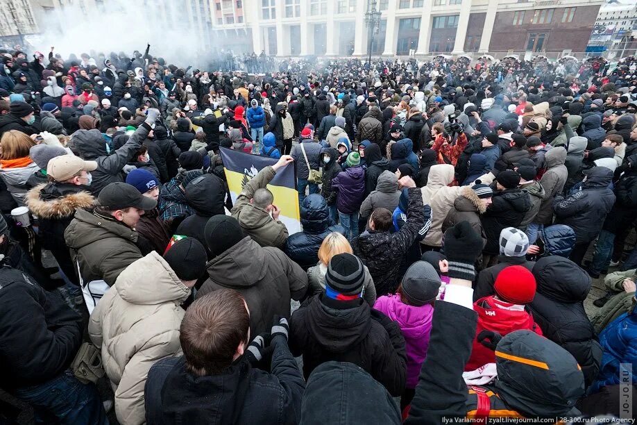 Толпы на площади. Манежка 2010 националисты. митинг на манежной площади 2010. манежка 2010 нацисты. русский бунт на манежной площади.