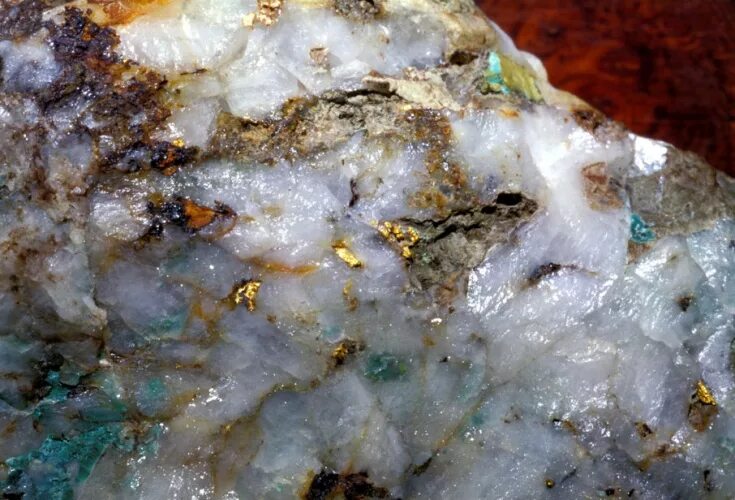 Золотоносная руда кавказа. Самородок меди в камне. Как найти золотую жилу. Золотоносное месторождение. Золотое месторождение.