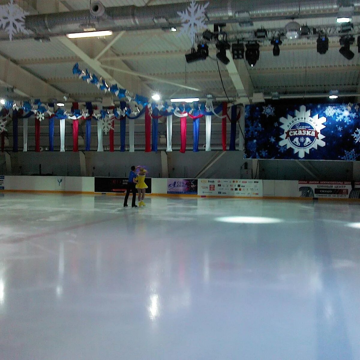 Вологда каток на пугачева 44. Ледовая арена вологда пугачева. Ледовая арена вологда бывалово. Открытый ледовый каток. Ледовый дворец вологда каток.