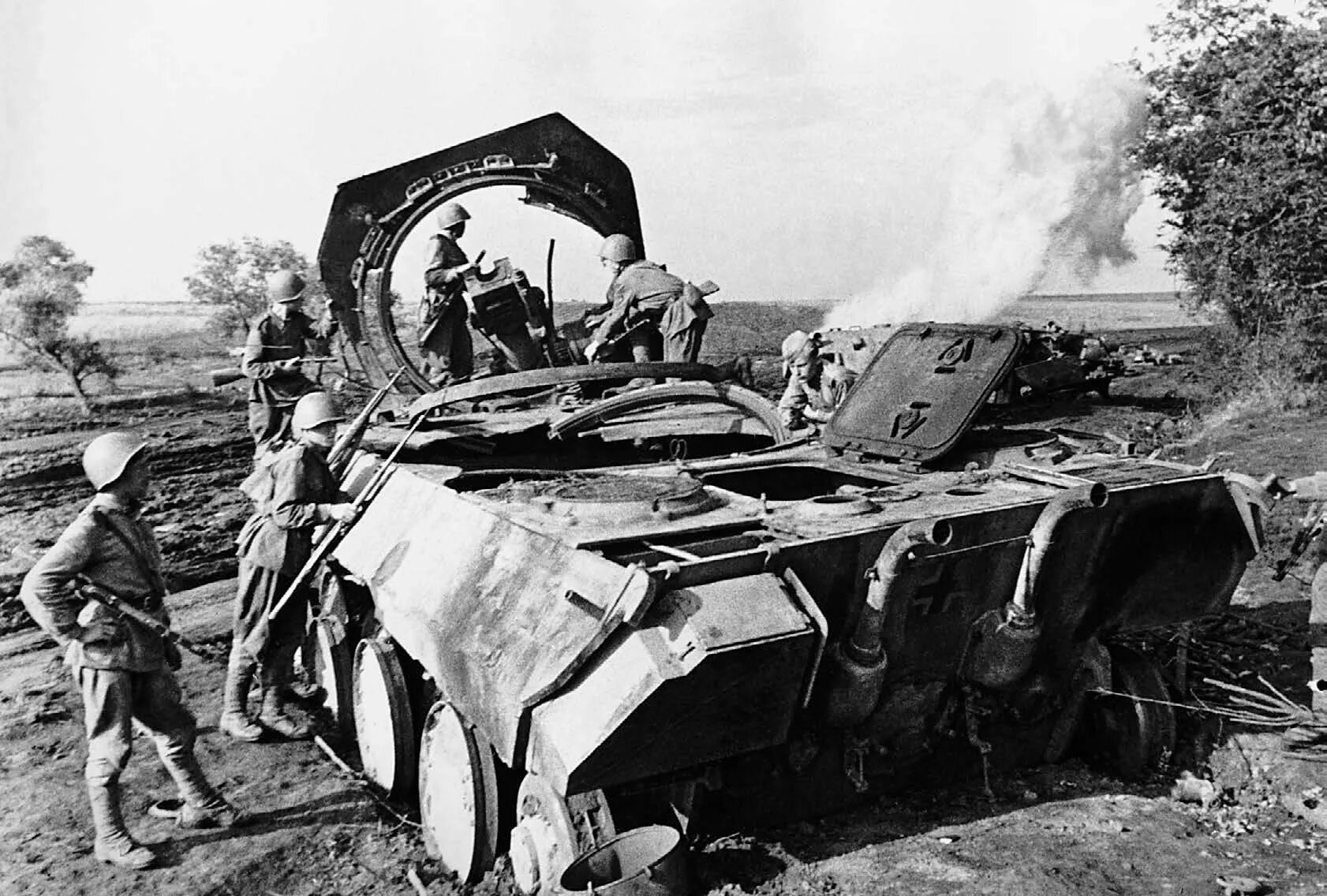 Подбитая техника в курской. Курская битва подбитые танки. Курская битва 1943. Курская битва подбитые немецкие танки. Танк пантера Курская битва.