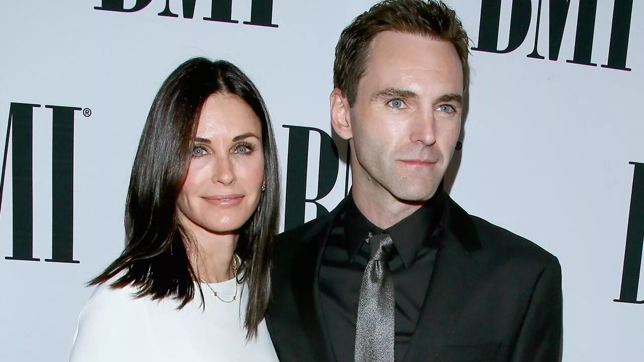 Похожие пары внешне. Генри кавилл и мэтт бомер похожи. Кортни кокс и джаред лето сходство. Очень похожи с парнем. Кристофер уокен и скарлетт йоханссон.