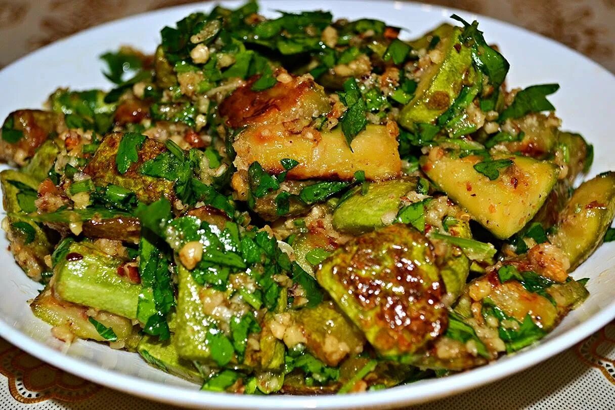 Блюда из кабачков и фарша. Фаршированные кабачки цукини. Фаршированные цукини с фаршем. Блюдо кабачок вкуснее мяса. Фаршированные цуккини «лодочки».